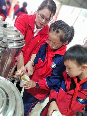 宜州区第一小学开展户外劳动研学活动