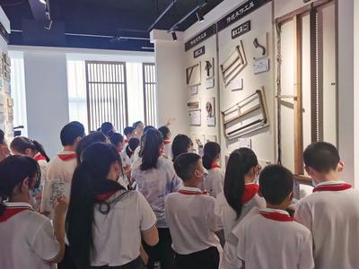 匠心传承+智能制造|大足区第一小学师生走进奢匠4.0智造工厂