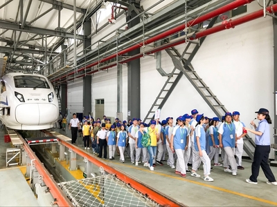 成都50余名师生走进“高铁梦工厂”，开启不一样的开学第一课
